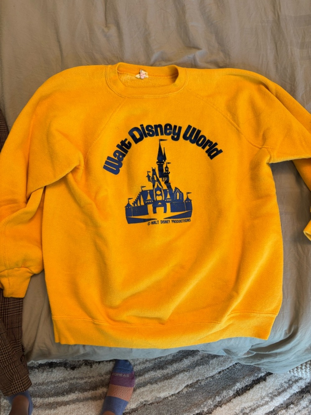 Vintage Walt Disney World Castle Sweatshirt Yellow Navy Large Velvet Castle 42-4